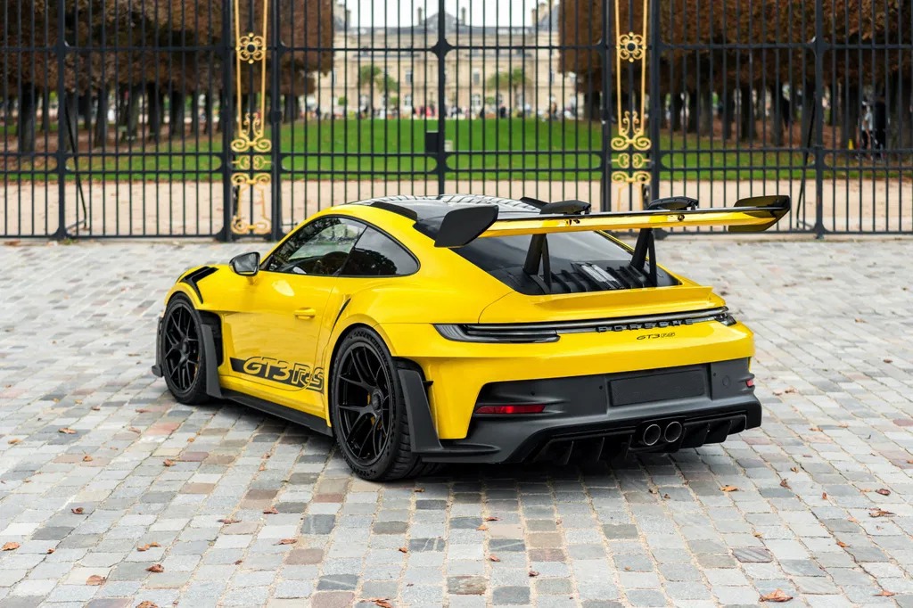 imgi_60_Porsche-992-GT3-RS-Yellow-Rear