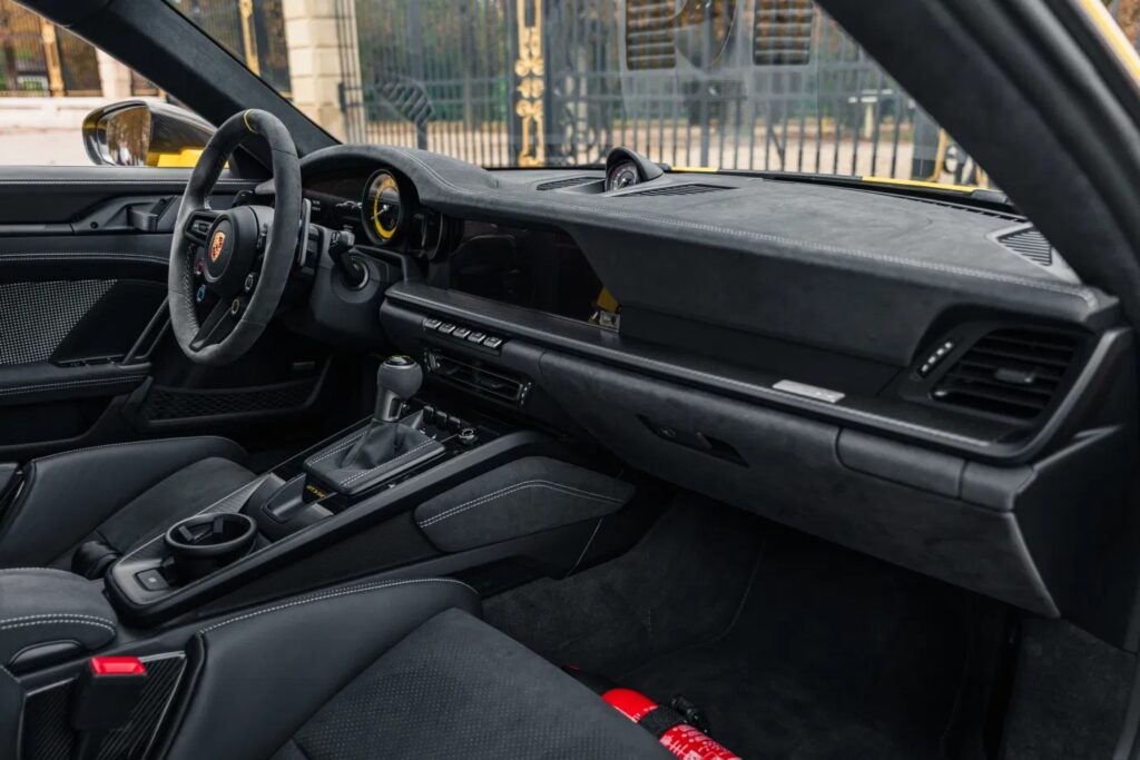imgi_66_Porsche-992-GT3-RS-Yellow-Interior-4